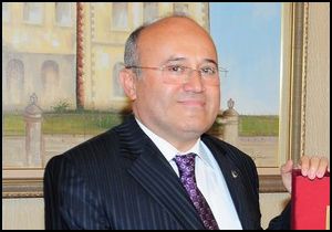 Baltayı taşa vurdu