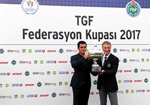 Antalyalı golfçü kupayı kazandı