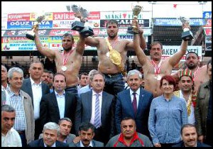 Kumluca'da başpehlivan Recep Kara oldu