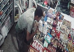Markete giren hırsız 'Avuç' dolusu parayı 1 dakikada çaldı