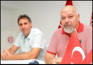 Antalyaspor hentbolda hocasıyla yeniden anlaştı