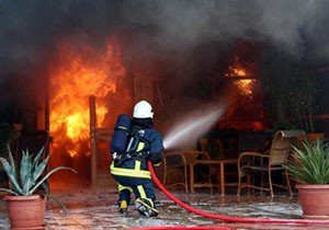 Kemer'de hamam alev alev yandı