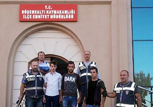 Yaptıkları hırsızlıkları konuşurken yakalandılar