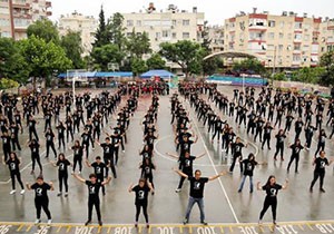 300 öğrenci yağmur altında harmandalı oynadı