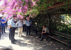 Tedavi edilmediği iddiasıyla kendini kesti