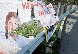 Serik'te 'Hayır' afişleri yırtıldı
