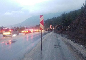 Denizli-Antalya karayolunda heyelan