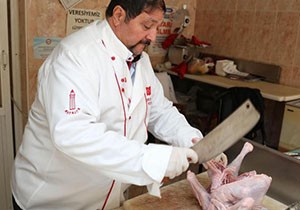 Kasaplar yılbaşı hindisini ikiye böldü