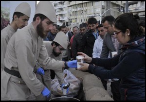Cumhuriyet Meydanı'nda üzüm hoşafı ve ekmek dağıttı