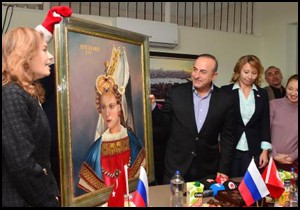 Çavuşoğlu'na Hürrem Sultan tablosu hediye etttiler