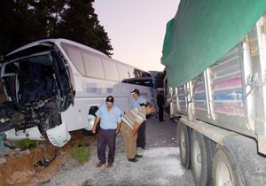 Yolcu otobüsü tıra arkadan çarptı:5 yaralı