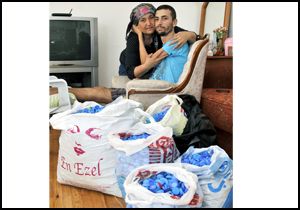 Engelli oğlu için çöpten kapak topluyor