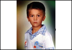 Babasına koşarken otobüsün altında kaldı