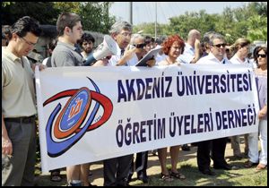 Öğretim üyelerinin türban tepkisi