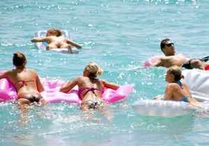Alanya'da tatilciler sere serpe