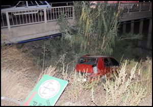 Otomobille kanala uçtular