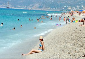 Alanya'da plajlar turistlere kaldı