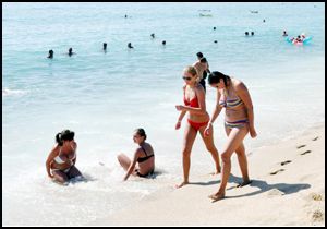 Alanya'da plajlara turist akını
