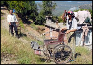 Yürüme engelli çiftçiye yol engeli