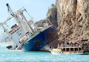 Falezlere çarpan gemi 4,5 ayda söküldü