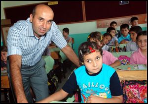 Ayşe okumak için engel tanımıyor