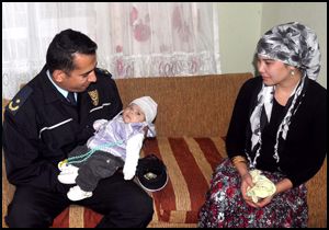 'Azad' bebek annesini sınırdışı edilmekten kurtardı