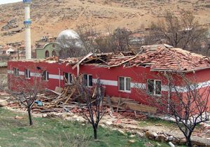 Çatısı uçan okulda eğitime 2 gün ara verildi