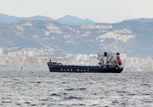 Fırtınaya yakalanan iki gemi Alanya limanına sığındı