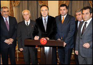 Hasta yatağında okul yaptırıyor