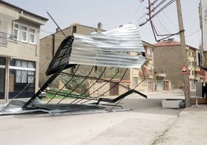 Şarkiağaç'ta fırtına nedeniyle 4 kişi yaralandı