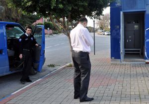 ATM'yi açamayınca alarmı çaldılar