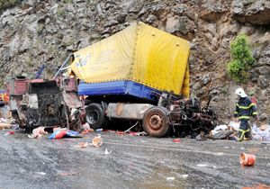 Tır kaygan yolda devrildi:1 yaralı