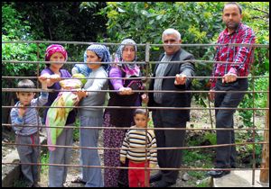 Mülk sahibi bahçesinden geçen yolu kapattı