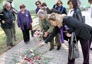 Kadına şiddete karanfilli protesto