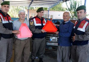 Jandarma reflektör dağıttı