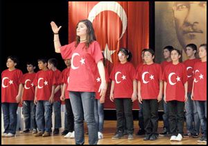 İstiklal marşını işaret diliyle okudu