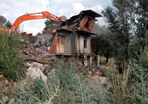 Patara'da kaçak yapılar yıkılıyor