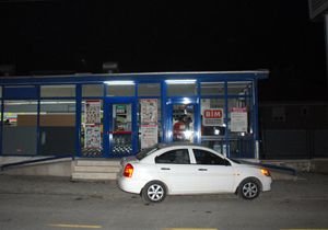 Kar maskeli soyguncular 2 bin lira çaldı