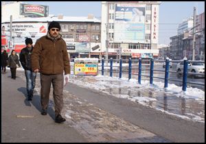 Buz tutan kaldırıma 1 kilometre uzunluğunda halı serildi