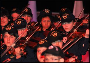 Minik yunuslardan polis konseri