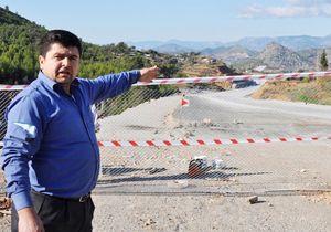 Arsa sahibi,yapımı süren yolu kapattı