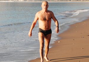 Yaz-Kış demeden her sabah yüzüyor