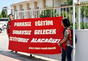 Parasız eğitim için kendilerini zincirlediler