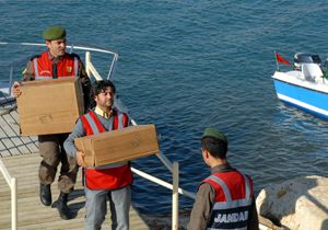 Antalya'da denizde kaçak sigara operasyonu