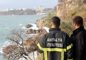 Denizi seyrederken dalgalar yuttu