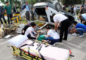 Kamyonetle çarpışan otomobil devrildi:2 yaralı