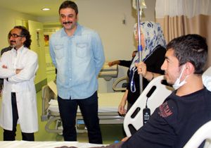 Oyuncu Ufuk Özkan'dan hastalara moral ziyareti