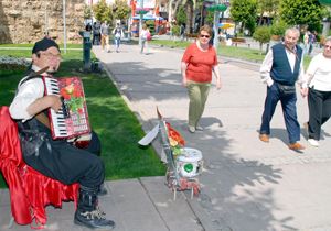 Tek kolla yaşama tutunuyor