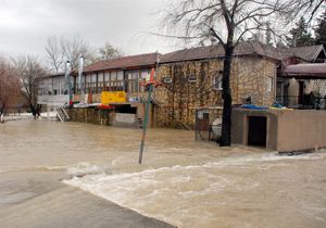 Manavgat Irmağı'nda su seviyesi yükseldi, işyerlerini su bastı