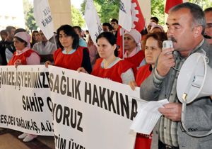 Sağlık çalışanlarından hastane önünde eylem